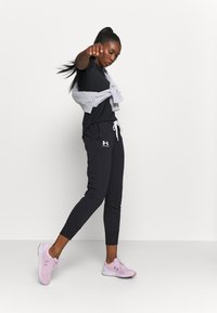 Under Armour RIVAL - Spodnji deli trenirk - black