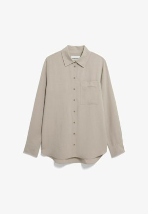 Beige overhemd met lange mouwen, knoopsluiting, puntkraag en borstzak, plat uitgespreid op een witte achtergrond.