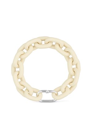 Bracciale spesso color crema con grandi maglie e un singolo anello di chiusura in argento davanti, su sfondo bianco.