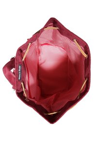 Avoin viininpunainen kangaskassi, jossa on punavalkoinen raidallinen sisävuori ja vaaleanruskeat nahkaiset kiristysnyörit.