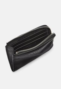 Czarna skórzana saszetka z srebnymi akcentami, z suwakiem, wieloma kieszonkami na karty wewnątrz i wytłoczonym logo marki.