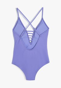 Lilla one-piece badedragt lavet af glat materiale med dyb V-udskæring, krydsende stropper og udskæringsdetaljer på forsiden.