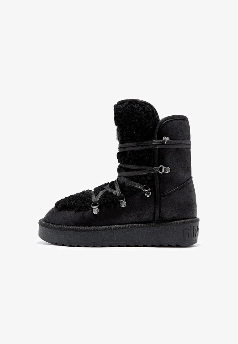 Botín negro hasta el tobillo hecho de gamuza y material suave, con cordones gruesos, acentos metálicos y una suela texturizada para mayor tracción.