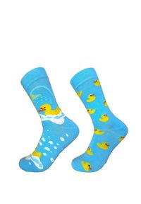 Blaue Socken mit gelben Gummienten-Mustern, wobei eine Socke eine Ente zeigt, die von Blasen umgeben ist, und die andere mit verstreuten Enten.