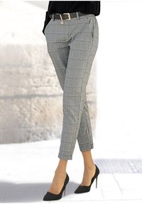 Grijze en witte geruite broek met een getailleerde pasvorm, voorzien van een voorplooi, zijzakken en een zwarte riem met gouden accenten.
