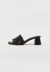 Unselected, black