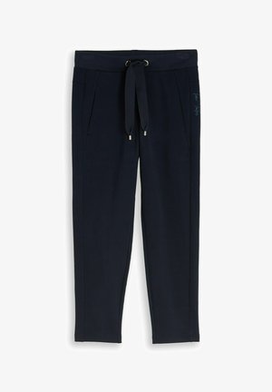 Granatowe zwężane spodnie dresowe z regulowanym paskiem w talii, bocznymi kieszeniami i małą naszywką z logo na prawej biodrze.