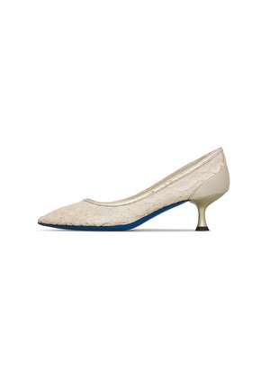 Scarpa beige in pizzo con punta affilata e tacco basso sottile color oro e suola blu, mostrata su sfondo bianco.