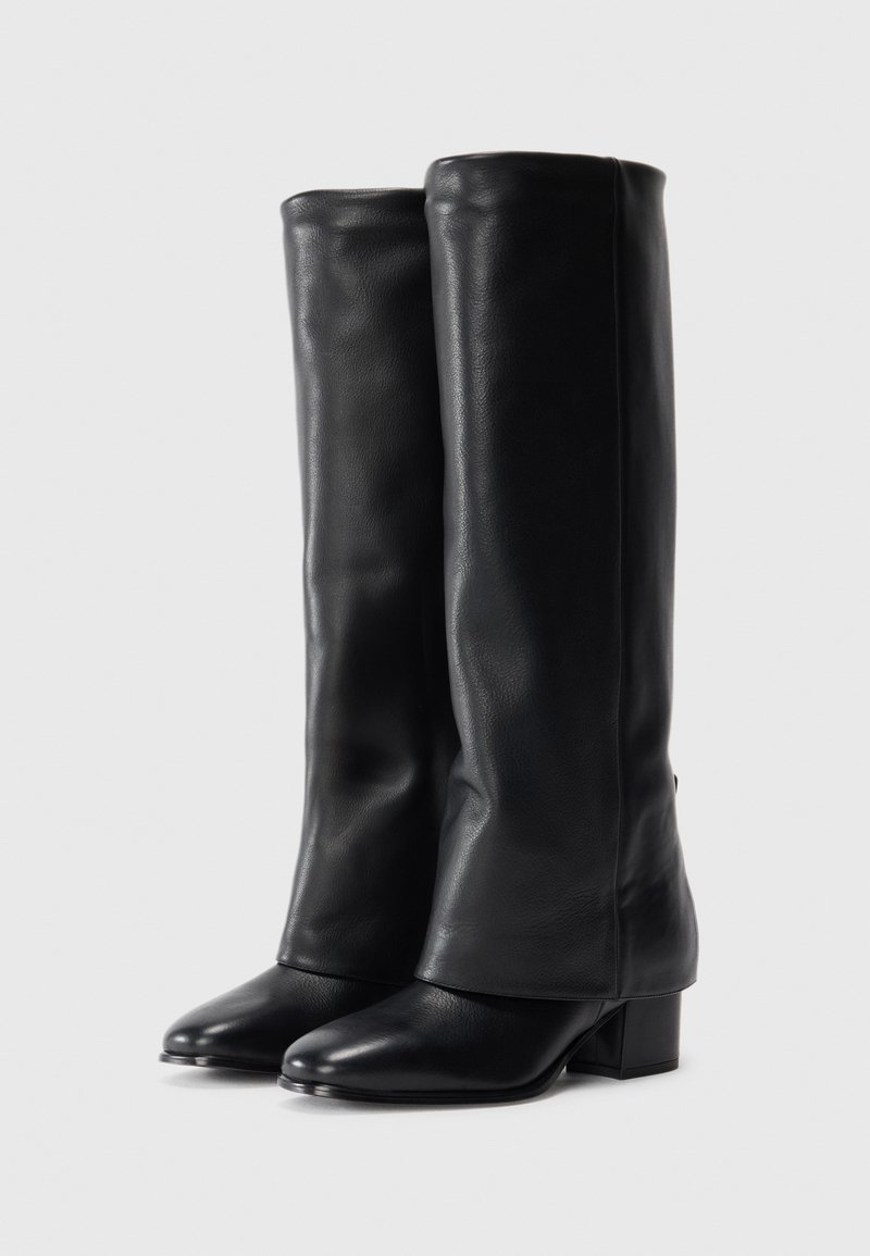 Schwarze Lederstiefel bis zum Knie mit glatter Textur, quadratförmiger Spitze und Blockabsatz. Einfaches Design ohne sichtbare Beschläge oder Muster.