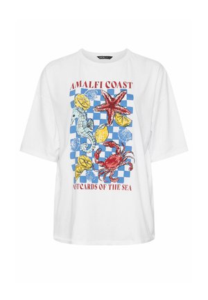 Weißes T-Shirt mit blau kariertem Hintergrund, rotem Seestern, blauem Seepferdchen, rotem Krebs, gelben Zitronenscheiben und dem Text „Amalfiküste Postkarten des Meeres.“