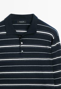 Marineblauw poloshirt met witte en lichtgrijze horizontale strepen. Heeft een zachte textuur, drieknopenlijst en een klassieke kraag.