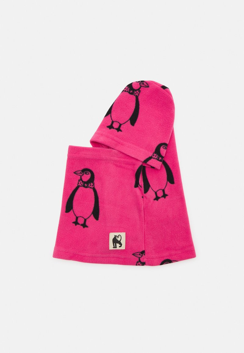 Conjunto de forro polar que incluye un gorro rosa y una bufanda, con diseños de pingüinos negros y una pequeña etiqueta de logo. Textura suave con un color vibrante.