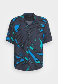 Lyhythihainen paita tummansinisestä kankaasta, jossa rohkea vihreän ja vaaleansinisen abstrakti lehtikuvio, nappikiinnitys edessä ja kaulus.