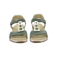 Een paar groene suède sandalen met open tenen, brede bandjes en grote zilveren rechthoekige gespen, beige gevoerde voetbedden en platte zolen.