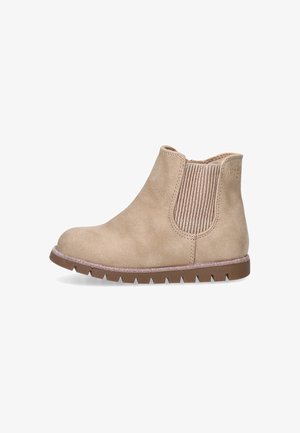 Botín de tobillo de ante beige con paneles laterales elásticos texturizados, suela de goma y sutil acento de purpurina en el borde. Diseño robusto.