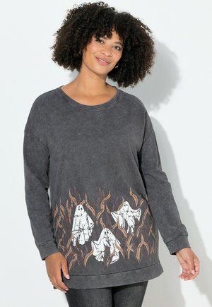 Donkergrijze sweatshirt met lange mouwen featuring een witte spookprint, omringd door bruine accenten, met een relaxte pasvorm en een zachte textuur.