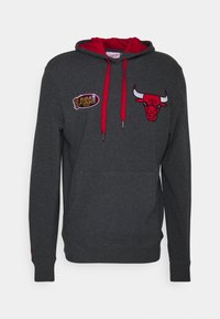 Sudadera gris con forro rojo, que presenta un logo de toro y un parche de las Finales de la NBA. Cuenta con un bolsillo frontal y puños acanalados para un ajuste ceñido.