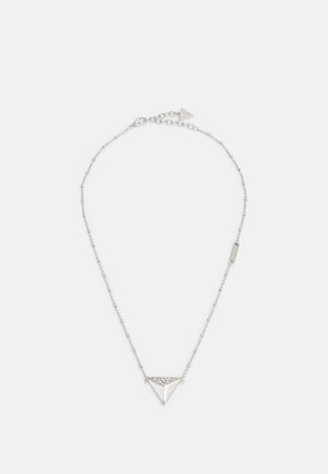 Collier délicat en chaîne d'argent avec un petit pendentif triangulaire incrusté de cristaux clairs et un fermoir réglable.