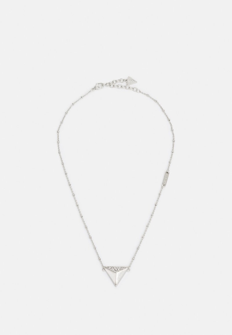 Collier délicat en chaîne d'argent avec un petit pendentif triangulaire incrusté de cristaux clairs et un fermoir réglable.
