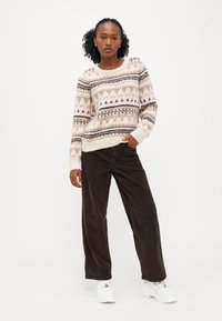 ONLY Petite ONLMONTANA LIFE O NECK  - Pulover - whitecap gray/chocolate torte/silver mik/fary tale