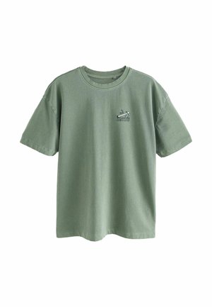 Camiseta de algodón verde claro con mangas cortas, escote redondo y un pequeño gráfico en la parte izquierda del pecho. Corte casual, textura suave.