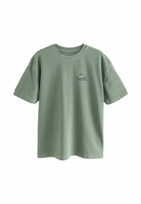 Camiseta de algodón verde con mangas cortas, cuello redondo y un pequeño estampado gráfico en el pecho. Textura suave y ajuste relajado.