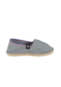 Espadrille en toile grise avec un bout rond, une semelle en jute et des accents texturés bleus et rouges le long du bord. Design minimaliste et légère.