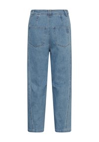 Jean en denim bleu avec deux poches arrière, une coupe droite et un petit logo brodé sur la poche droite.
