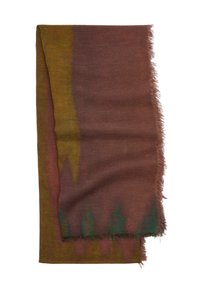 Wełniany szalik w gradientzie głębokich odcieni brązu i zieleni, z frędzlami na brzegach i miękką, teksturowaną powierzchnią.