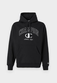 Čierna mikina s kapucňou vyrobená z bavlny, s prednou kapsou, šnúrkou na stiahnutie a bielym potlačeným logom "CHAMPION" s akcentmi na hrudi.