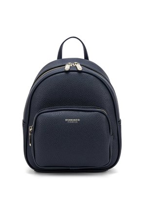 Zaino in pelle blu navy con finitura testurizzata, tasca frontale con zip, doppie zip superiori e manico superiore. Branding dorato sul davanti.