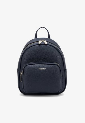 Zaino in pelle blu navy con finitura testurizzata, tasca frontale con zip, doppie zip superiori e manico superiore. Branding dorato sul davanti.