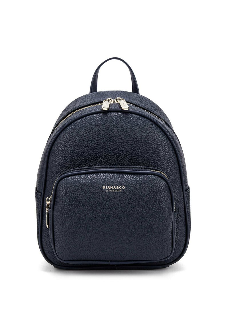 Maritieme leren rugzak met een gestructureerde afwerking, voorvak met rits, dubbele ritssluitingen aan de bovenkant en een handvat bovenop. Gouden branding aan de voorkant.