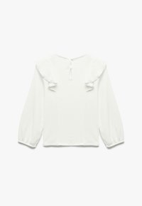 Weiße Bluse mit langen Ärmeln, Rüschendetails an den Schultern, strukturiertem Stoff, rundem Ausschnitt und Schlüsselaugenverschluss am Rücken.