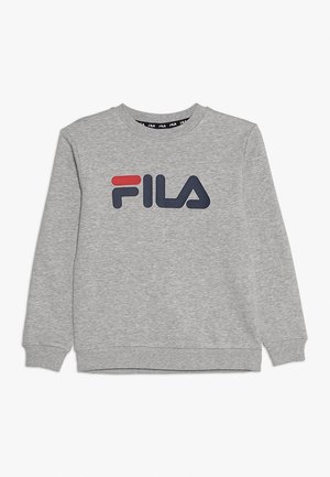 Grijze fleece trui met een groot marineblauw en rood FILA-logo op de voorkant, geribbelde manchetten en een ronde halslijn.