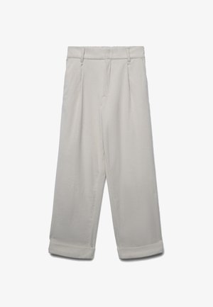 Helle graue Cordhosen mit Falten, Gürtelschlaufen und umgeschlagenen Säumen, flach auf einem weißen Hintergrund ausgelegt.