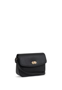 Borsa a tracolla nera in pelle con texture a buccia di arancia, chiusura a morsetto color oro e patta. Presenta una tracolla staccabile per una maggiore versatilità.