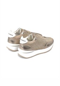 Sneaker in bronzo metallico con borchie decorative, suola bianca e tessuto testurizzato. Presenta un collare imbottito e una linguetta posteriore con marchio.