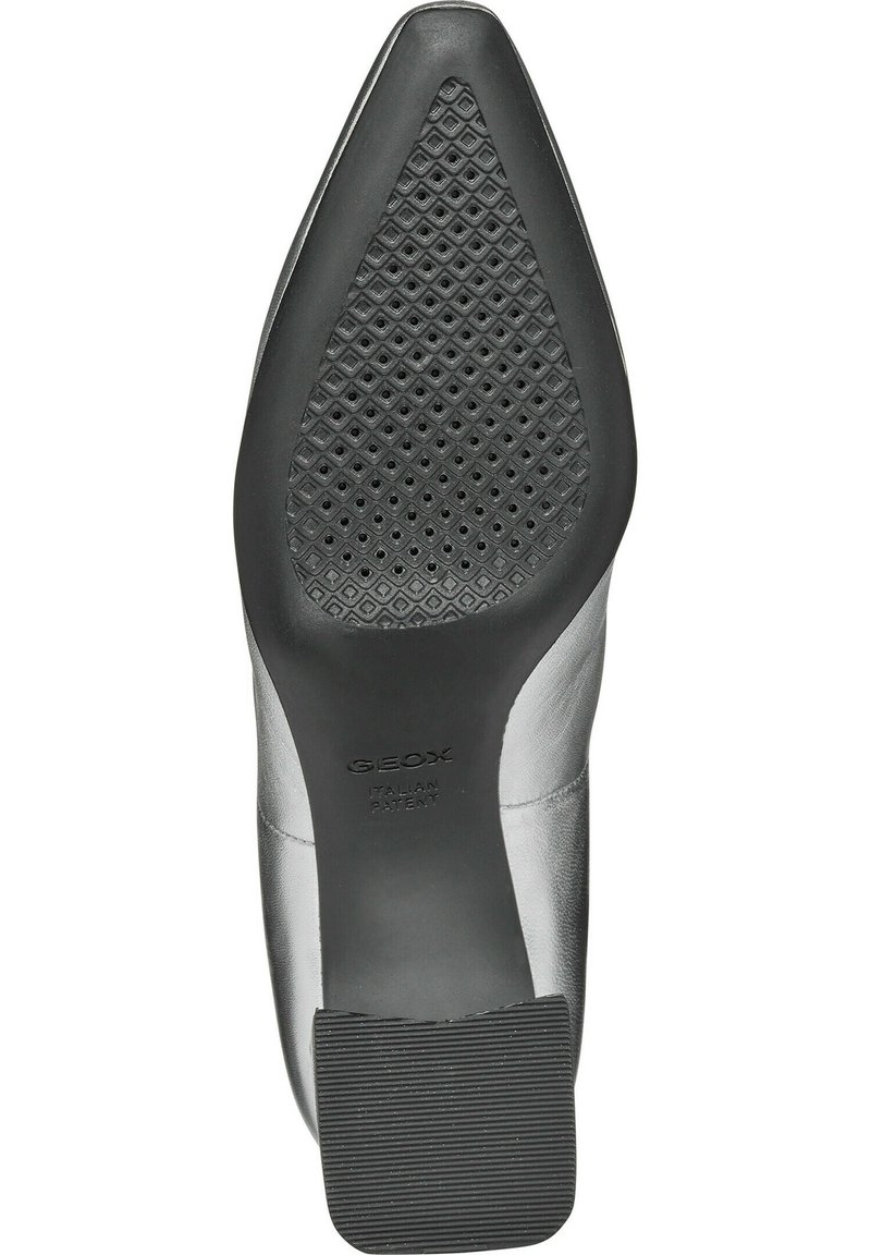 Schwarzer Lederschuh mit spitzer Zehe, strukturierter Gummisohle mit Rautenmuster und sichtbarem "Geox Italian Patent"-Logo.