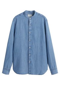 Chemise en denim bleu clair à manches longues avec col mandarin et boutons blancs sur le devant.