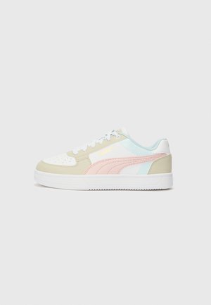 Die Sneakers bestehen aus einer Mischung aus olivgrünem, pastellrosa und hellblauem Leder, mit einer weißen Gummisohle und einer perforierten Zehenkappe.