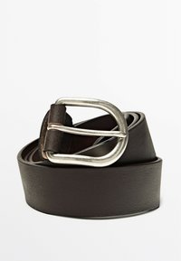 Cuir marron ceinturon avec une boucle en métal argenté, présentant une texture lisse et un design arrondi. La ceinture est enroulée.