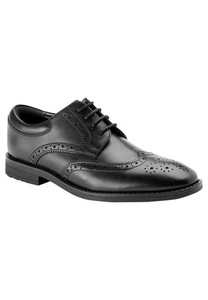 Zapato brogue de hombre de cuero negro con diseño de ala, detalles perforados, cierre de cordones y tacón bajo apilado.