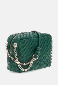 Borsa a tracolla verde intrecciata con forma rettangolare, caratterizzata da dettagli in catena dorata e chiusura con zip. Materiale testurizzato con una finitura liscia.