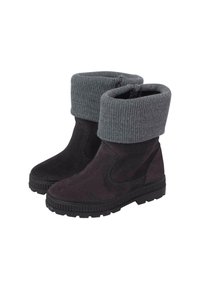 Botas de ante negras con un puño de punto gris. El diseño presenta una punta redonda y una suela de goma texturizada con un ligero aumento de altura.