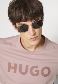 HUGO DULIVIO - T-shirt estampada - light pastel brown