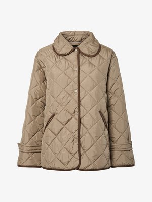 Giacca imbottita beige con bordo marrone, caratterizzata da un colletto rotondo, bottoni a pressione e due tasche laterali. Tessuto morbido con motivo a diamante.