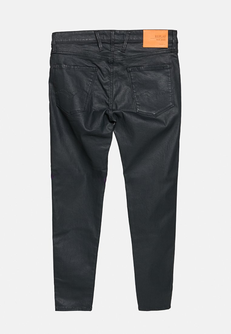 Czarne, dopasowane dżinsy pokazane z tyłu, z dwiema kieszeniami i brązową skórzaną metką marki na pasku.