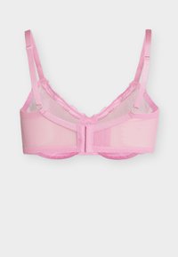 Svetloružová priehľadná podprsenka s nastaviteľnými ramienkami a zapínaním na tri háčiky vzadu, zobrazená na bielom pozadí.