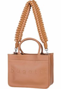 Sac à main en cuir tan de forme carrée, doté d'une bandoulière tressée et texturée ainsi que d'un logo gaufré à l'avant. Deux poignées sont présentes.